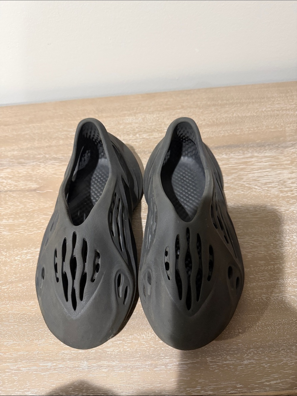 Yeezy Kids Foam Runner in Dark Gray